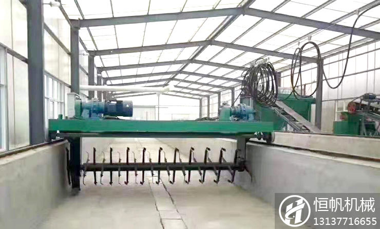 槽式翻堆機(圖1) 槽式翻拋機工作原理