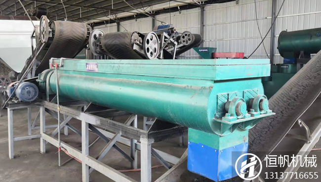 陜西銅川年產(chǎn)2萬噸雞糞有機(jī)肥生產(chǎn)線現(xiàn)場(圖1) 陜西銅川臥式攪拌機(jī)使用