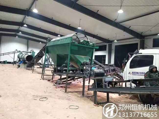 吉林四平年產(chǎn)2萬噸雞糞有機肥生產(chǎn)線安裝調(diào)試(圖4) 有機肥生產(chǎn)設(shè)備