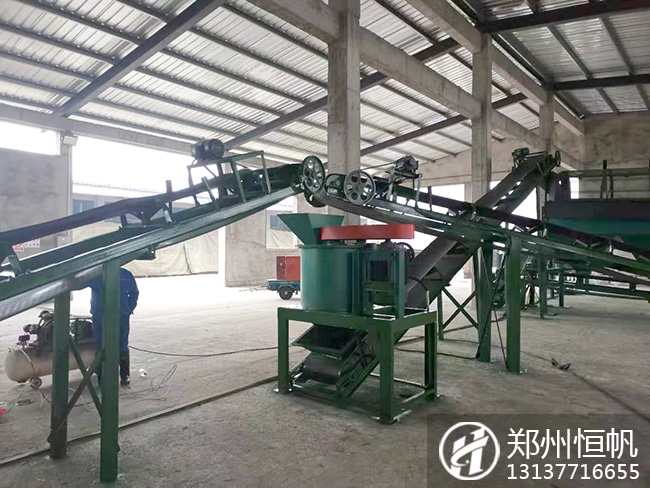 安徽有機(jī)肥生產(chǎn)設(shè)備價(jià)格,年產(chǎn)兩萬(wàn)噸牛糞有機(jī)肥生產(chǎn)線現(xiàn)場(chǎng)(圖2) 安徽六安年產(chǎn)兩萬(wàn)噸有機(jī)肥生產(chǎn)線