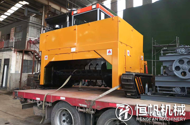 湖南年產(chǎn)五千噸雞糞有機(jī)肥粉狀生產(chǎn)線設(shè)備發(fā)貨(圖1) 湖南履帶翻拋機(jī)