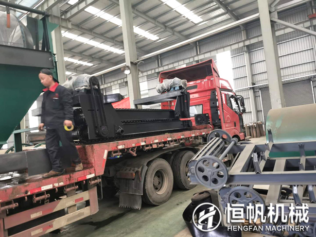 貴州年產(chǎn)十五萬噸雞糞有機肥生產(chǎn)設(shè)備發(fā)貨與安裝現(xiàn)場(圖2) 貴州年產(chǎn)十五萬噸雞糞有機肥生產(chǎn)設(shè)備