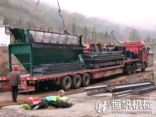 貴州年產(chǎn)十五萬噸雞糞有機肥生產(chǎn)設(shè)備發(fā)貨與安裝現(xiàn)場(圖5) 貴州年產(chǎn)十五萬噸雞糞有機肥生產(chǎn)設(shè)備