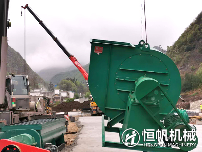 貴州年產(chǎn)十五萬噸雞糞有機肥生產(chǎn)設(shè)備發(fā)貨與安裝現(xiàn)場(圖6) 貴州年產(chǎn)十五萬噸雞糞有機肥生產(chǎn)設(shè)備