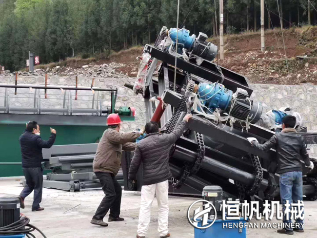 貴州年產(chǎn)十五萬噸雞糞有機肥生產(chǎn)設(shè)備發(fā)貨與安裝現(xiàn)場(圖7) 貴州年產(chǎn)十五萬噸雞糞有機肥生產(chǎn)設(shè)備